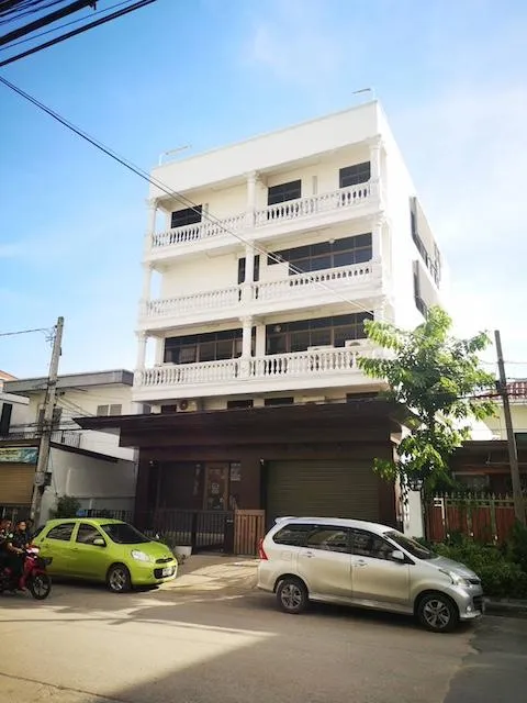 MBR42 ทำเลดีอ่อนนุช 70/1! ให้เช่าอาคารสำนักงาน 4.5 ชั้น มีลิฟต์ขนสินค้า พื้นที่ใช้สอย 675 ตร.ม. แอร์ครบ 14 เครื่อง อาคารในรั้วส่วนตัว ถนนหน้าตึก 4 เลน เหมาะทำออฟฟิศ โชว์รูม สตูดิโอไลฟ์สด คลินิก หรือสต