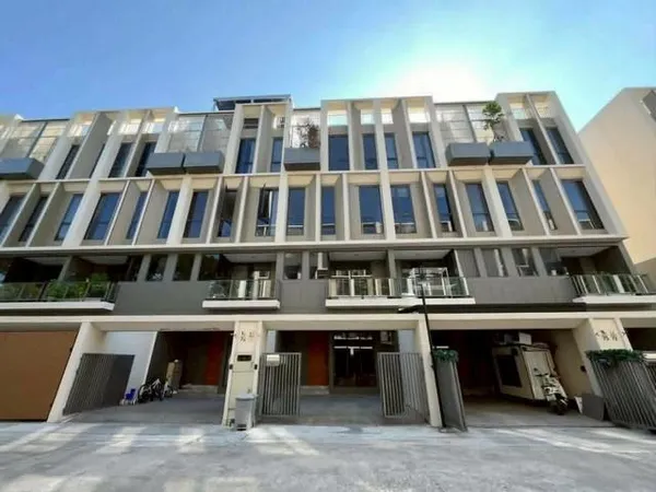 ให้เช่าทาวน์โฮม 3.5 ชั้น 223 ตร.ม. PRIVATE LUXURY เธอร์ ลาดพร้าว 93 ( ไม่เคยเข้าอยู่ )