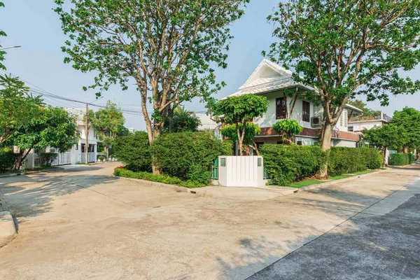 เจ้าของโพสขายเอง (Owner Post)

ขายบ้านเดี่ยวหลังมุม พื้นที่สวนส่วนตัวขนาดใหญ่ 102.2 ตรว รีโนเวทใหม่ทั้งหลัง พร้อมเข้าอยู่ โดยผู้รับเหมาชาวตะวันตกที่ผ่านการรับรองมาตรฐาน