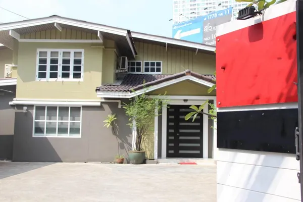 MHR262 ทำเลทองติด MRT ลาดพร้าว เพียง 20 เมตร! ให้เช่าบ้านเดี่ยว 2 ชั้น เนื้อที่ใหญ่ 151 ตร.วา ซอยลาดพร้าว 17 ตกแต่งรีโนเวทพร้อมทำออฟฟิศ พื้นที่ใช้งาน 4 ห้องอเนกประสงค์ 4 ห้องน้ำ มีครัวและเรือนหลังเล็ก