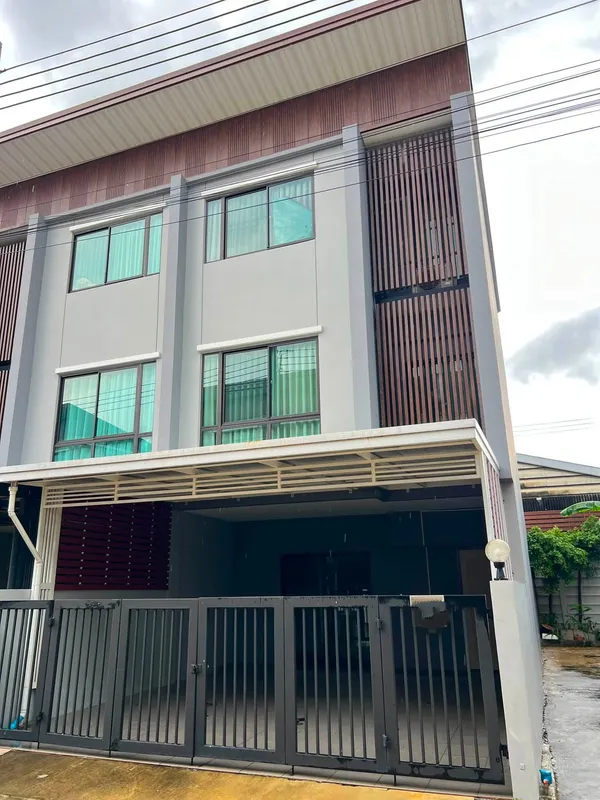 ให้เช่าทาวโฮม ใกล้สถานีรถไฟฟ้าลาดพร้าว 71 ใกล้สถานีรถไฟใต้ดินห้วยขวาง และสุทธิสาร ใกล้ Central Eastville หลังมุม สิริเฮ้