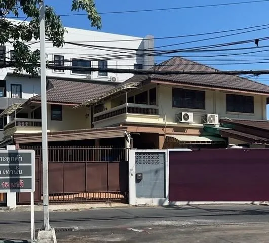 HR 10500 บ้านเดี่ยว 2 ชั้น ซอย 20 มิถุนา ย่านสุทธิสาร ห้วยขวาง ใกล้ MRTสุทธิสาร จอดรถได้ 3 คัน