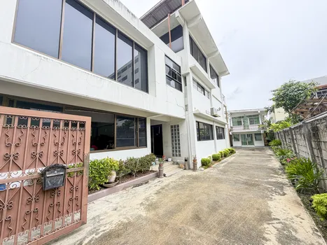 ขายอาคารสำนักงานพร้อมบ้านเดี่ยว บนที่ดิน 168 ตร.ว. เอกมัย–ปรีดี พนมยงค์-Office Building with Detached House for Sale on 168 Sq.wah – Ekkamai–Pridi