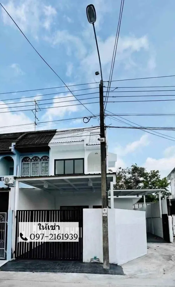 ให้เช่าทาวน์เฮ้าส์ 2 ชั้น หลังมุม รีโนเวทใหม่ หมู่บ้านสิรินเทพ ซอยเสรีไทย 63