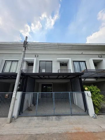 ขายทาวน์โฮม2ชั้น 21 ตร.ว. ย่านสุขาภิบาล2 ลาดกระบัง ใกล้สนามบินสุวรรณภูมิ