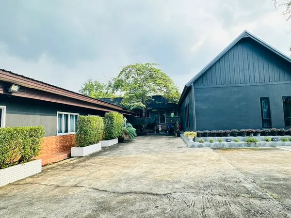 โกดัง. หนองเพรางาย อำเภอไทรน้อย   ออฟฟิศ พร้อมห้องพักคนงาน ที่ดิน 2 ไร่ 1000 ตรม. 625 ตรม ออฟฟิศ 3 หลัง 332 ตรม. 
(RK1219)