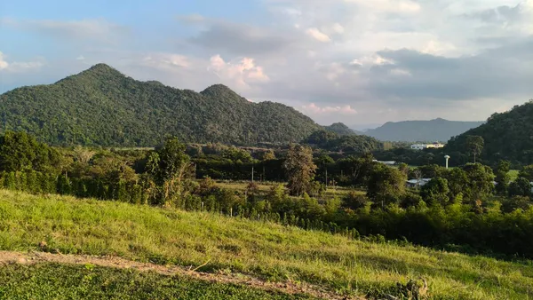 ขายที่ดินบนเนินเขา เขาใหญ่ 2ไร่ เส้นธนะรัชต์ หมูสี หนองน้ำแดง ปากช่อง ที่สูงบนเนิน วิวเขาสวยมาก ทิวเขาสลับซับซ้อนหลายมิติ Rare item เพชรเม็ดงาม น้ำไฟพร้อม ไม่เปลี่ยว ใกล้M6 ตลาด โรงพยาบาล 0879074045