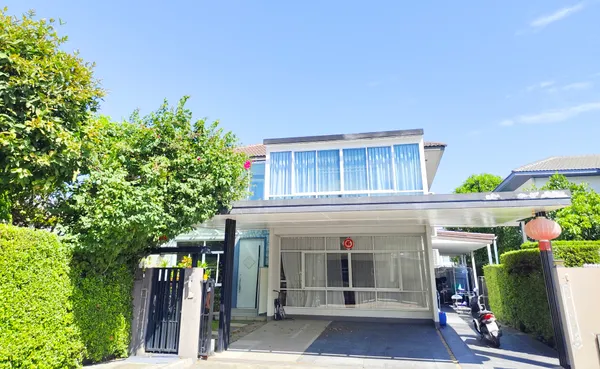 บ้านใกล้ทะเลสาบ สามารถเดินไปได้เลย โครงการหรู หมู่บ้าน มัณฑนา เลค วัชรพล  พื้นที่ 101 ตรว. 5 ห้องนอน 6 ห้องน้ำ พร้อมห้องน้ำในตัวทุกห้อง