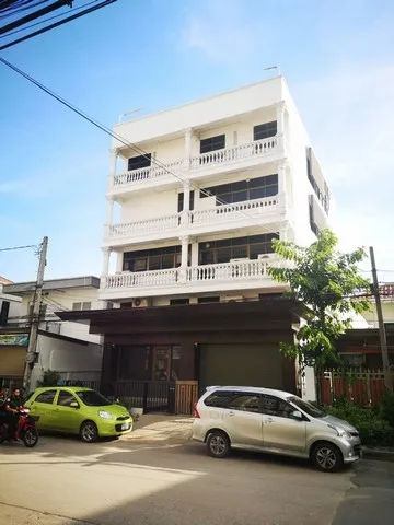 อาคาร 4.5 ชั้นอ่อนนุช 70/1 ใกล้ไฟฟ้าศรีนุช   พื้นที่ใช้สอย 675 ตรม. แอร์ 14 เครื่อง  มีลิฟท์ขนของ  เหมาะกับการทำโชว์รูม สำนักงาน
(RP295)
