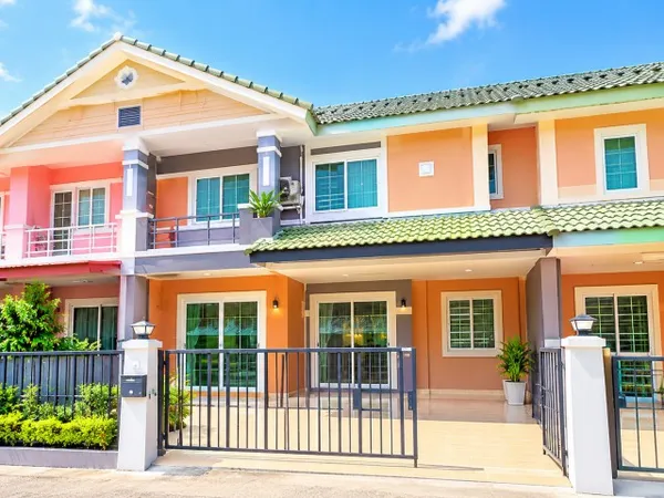 ตลาดรุ่งโรจน์ คลอง 4 800 ม.รังสิต-นครนายก ให้เช่าทาวน์เฮ้าส์รีโนเวทใหม่ 2 ชั้น3 นอน 3น้ำ ที่ดิน 24 ตร.ว.พื้นที่ 190 ตร.ม