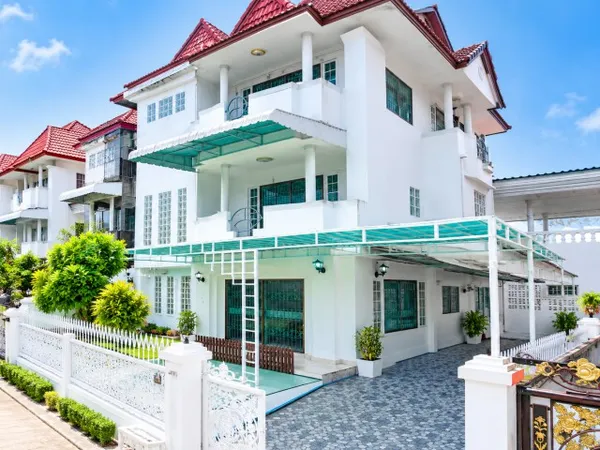 แยกอ่อนนุช-พัฒนาการ 600 ม.ให้เช่าทาวน์โฮม 4 ชั้นหลังใหญ่ 3 นอน 3 น้ำ ใกล้รร.นานาชาติเซนต์จอร์จ 700 ม.ที่ดิน 45 ตร.ว.พื้น