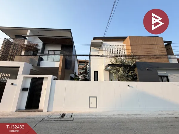 ขายบ้านเดี่ยว 2 หลัง เนื้อที่รวม 100 ตารางวา ซอยสุขุมวิท 101 กรุงเทพฯ หลังมุม